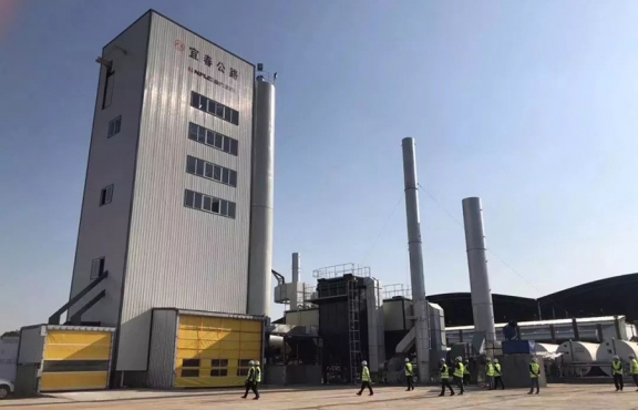 2018年10月12日，來自全國各地的筑養(yǎng)路行業(yè)專家、高?？蒲袑W(xué)者等150余人，蒞臨豐城綜合養(yǎng)護中心，現(xiàn)場觀摩全環(huán)保瀝青攪拌設(shè)備及各類環(huán)保裝置。