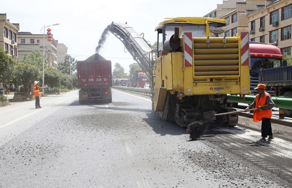 瀝青路面銑刨，廢舊料將回收再利用